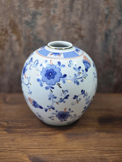 Vintage Porzellanvase mit rundem Korpus, großem blauen Blumendekor, goldfarbenen Blattakzenten und dekoriertem Schulterbereich