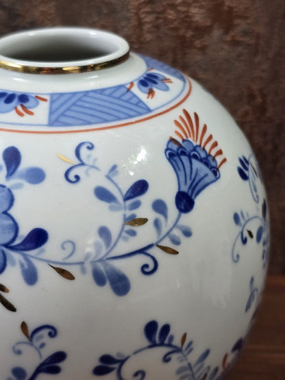 Vintage Porzellanvase mit blauem Blüten- und Rankendekor, Goldakzenten und goldgerändertem Hals in detailreicher Nahaufnahme
