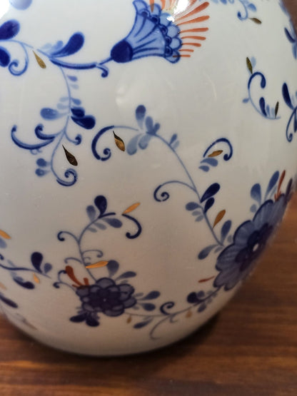 Vintage Porzellanvase mit feinem blauem Rankendekor, stilisierten Blüten und goldfarbenen Akzenten in seitlicher Detailansicht