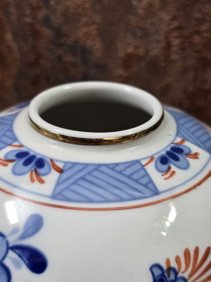 Vintage Kugelvase aus Porzellan mit schmalem Goldrand, blauem geometrischem Schulterdekor und orangefarbenen Linien am Hals