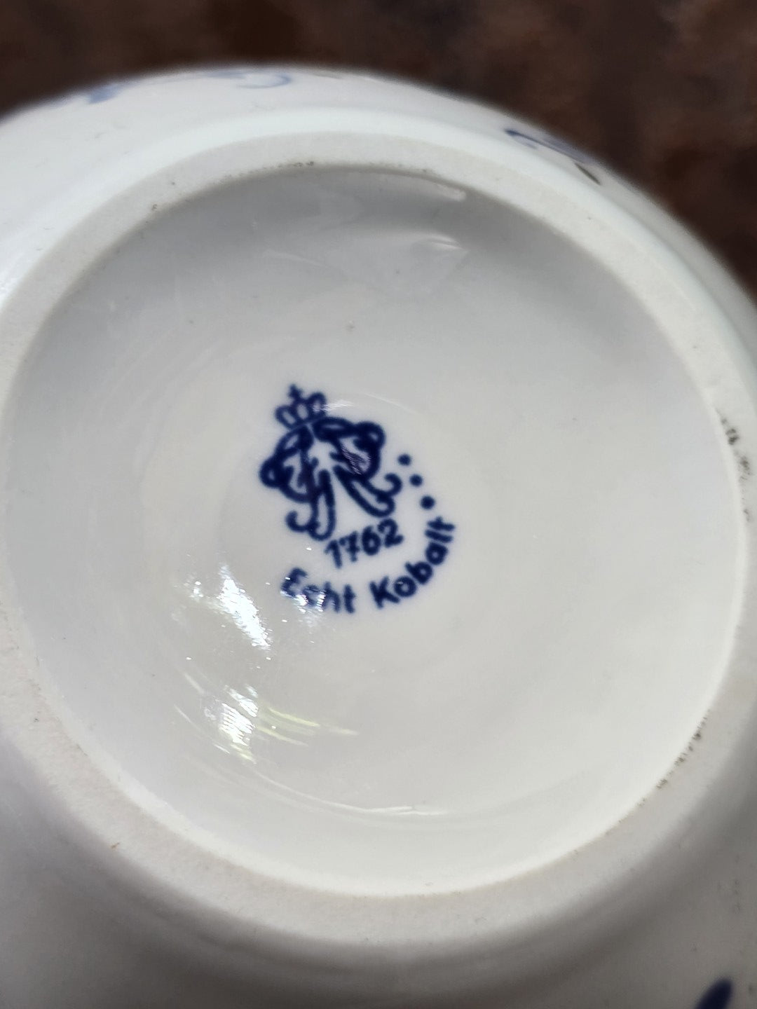 Vintage Porzellanvase mit sichtbarer blauer Bodenmarke, Modellnummer 1762 und Schriftzug Echt Kobalt in Bodenansicht