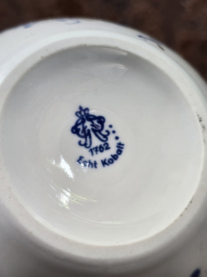 Vintage Porzellanvase mit sichtbarer blauer Bodenmarke, Modellnummer 1762 und Schriftzug Echt Kobalt in Bodenansicht