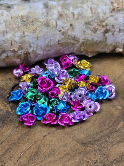 Bunte Rosenperlen aus Aluminium, 7 mm Perlen-Mix für Schmuckherstellung vor Birkenholz