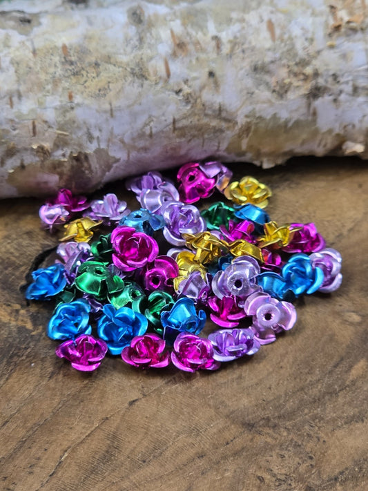 Bunte Rosenperlen aus Aluminium, 7 mm Perlen-Mix für Schmuckherstellung vor Birkenholz