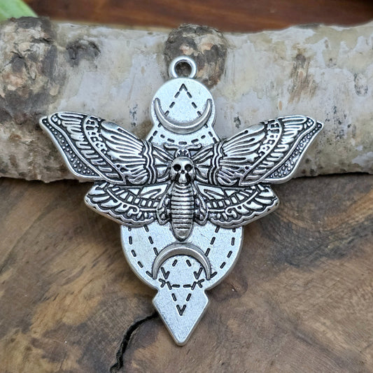 Der Anhänger zeigt einen Nachtschwärmer mit Totenkopf (Totenkopfmotte), der von zwei Halbmonden umgeben ist. Dieses einzigartige Design macht ihn zu einer vielseitigen Ergänzung für Ketten, Choker, Schlüssel, Taschen und vieles mehr.