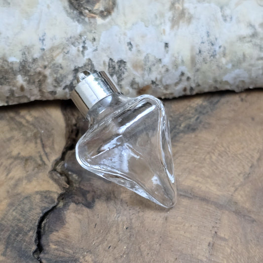 Anhänger Glasflasche in konischer Form, ideal zum befüllen.  Die Glasflasche hat eine nach unten spitz zulaufende Form mit sechs flachen Seiten und einer Öffnung oben. Diese Öffnung bietet Platz für eine Vielzahl von Materialien, darunter Edelsteinsplitter, Sand, Glitzer, Granulat und sogar Flüssigkeiten (bitte beachten Sie die Öffnungsgröße).