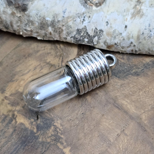 Anhänger Glasflasche mit rundem Boden zum selber befüllen.  Die Glasflasche hat oben eine "große" Öffnung und bietet Platz für eine Vielzahl von Erinnerungen und Materialien wie Edelsteinsplitter, Sand, Glitzer, Granulat, Tierhaare, Milchzähne, kleine Turmdeckelschnecken etc. (bitte beachten Sie die Öffnungsgröße). 