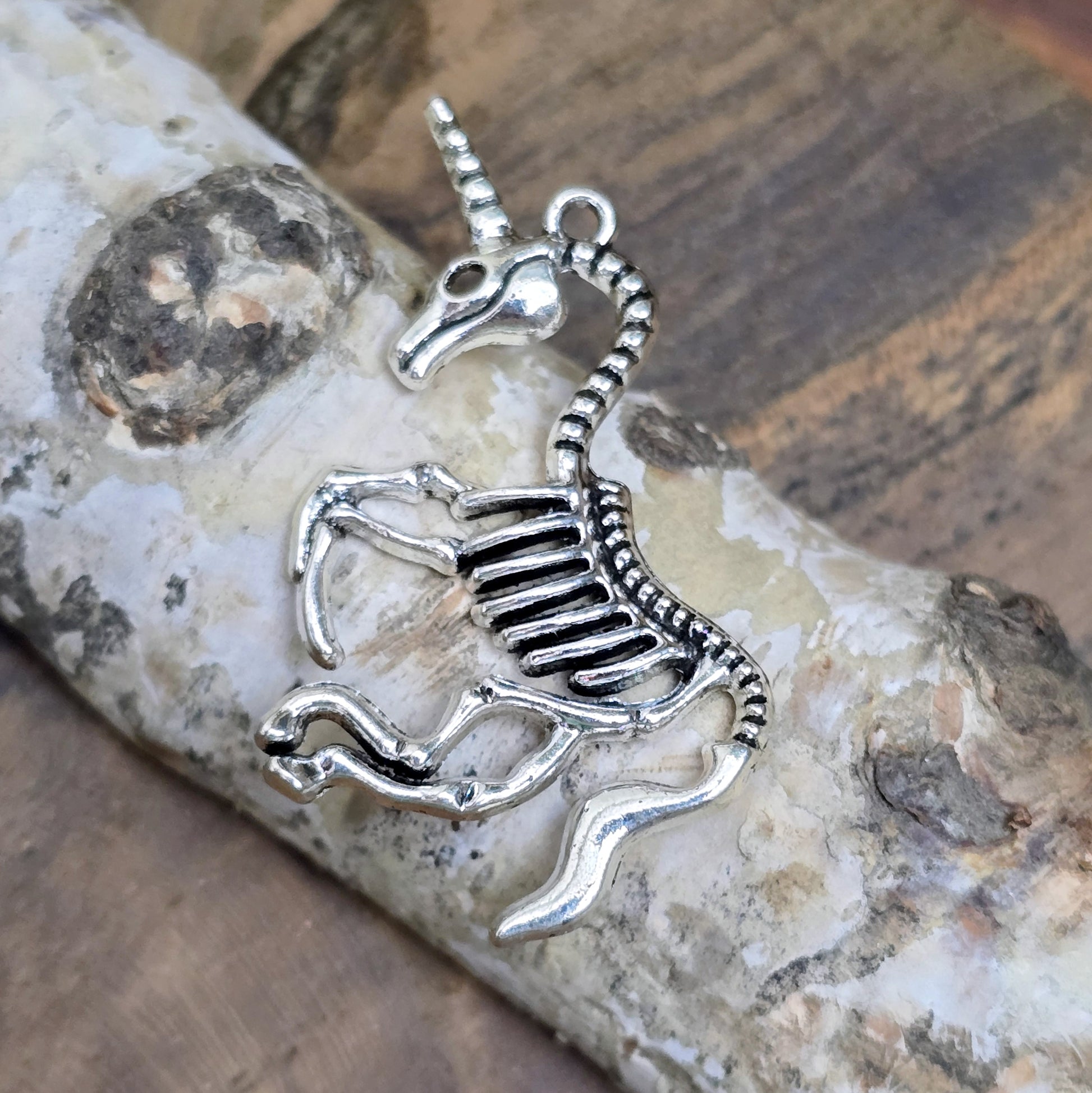 Das Bild zeigt einen großen Anhänger Einhorn Skelett in antik silberfarbig, 43mm. Ideal für die Schmuckherstellung.