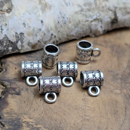 Das Bild zeigt 10 Anhängerösen 8 x 7 mm - antik silberfarbig - für die individuelle Schmuckherstellung