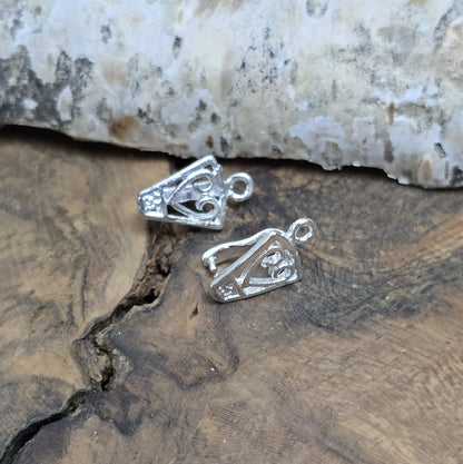 Diese 2 Schnörkel-Anhängerösen sind nicht nur stilvoll, sondern auch äußerst vielseitige Schmuckzubehörteile. Mit ihrer glänzenden .925 Sterling Versilberung werden sie zu edlen Komponenten, die sich perfekt als Aufhängevorrichtungen für Schmuckstücke und Edelsteine eignen.