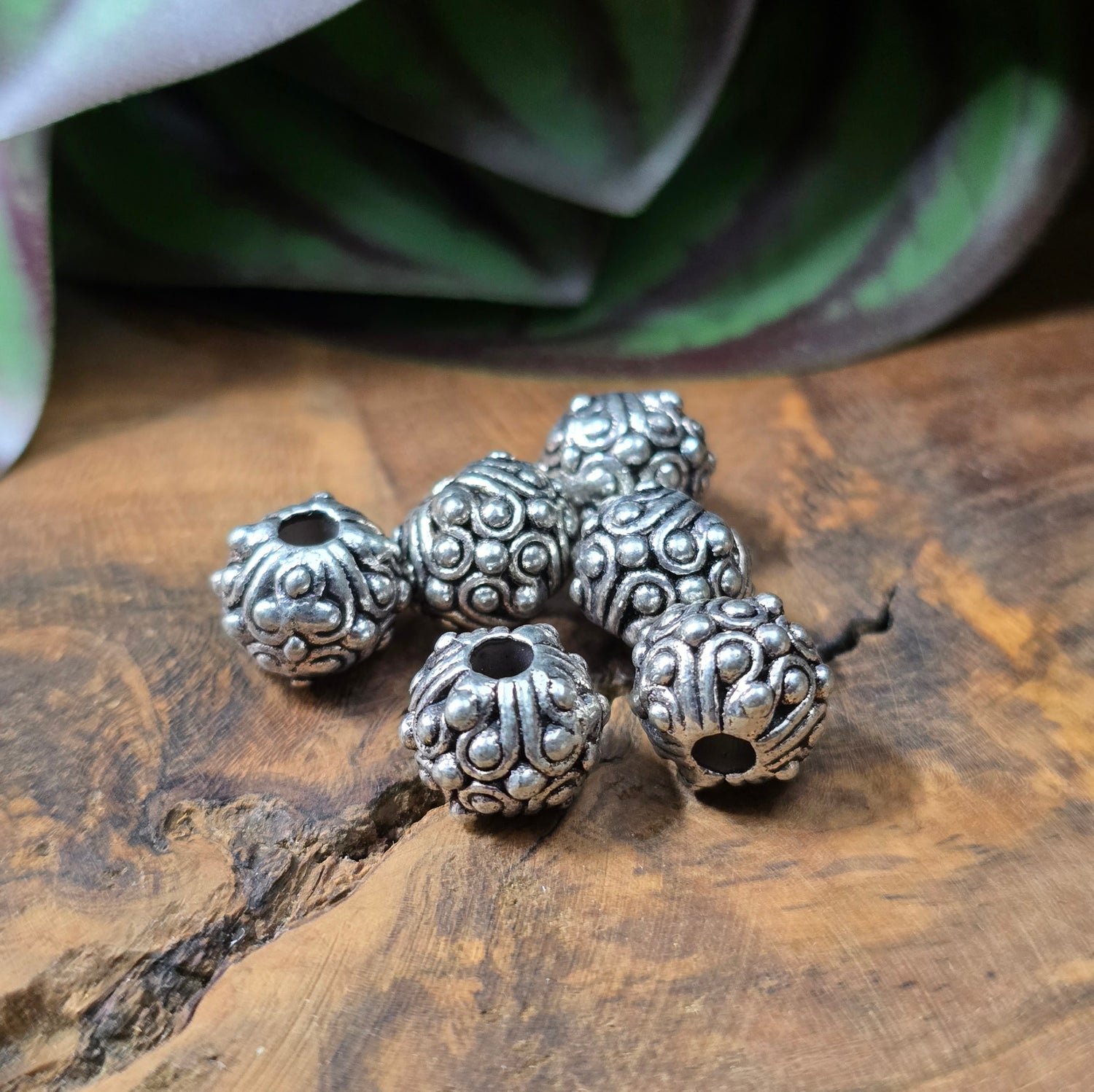 6 antik-silberne Metallperlen im Ethno-Design, Ø ca. 9 mm, mit großem Fädelloch – ideal für Boho-Schmuck & DIY.