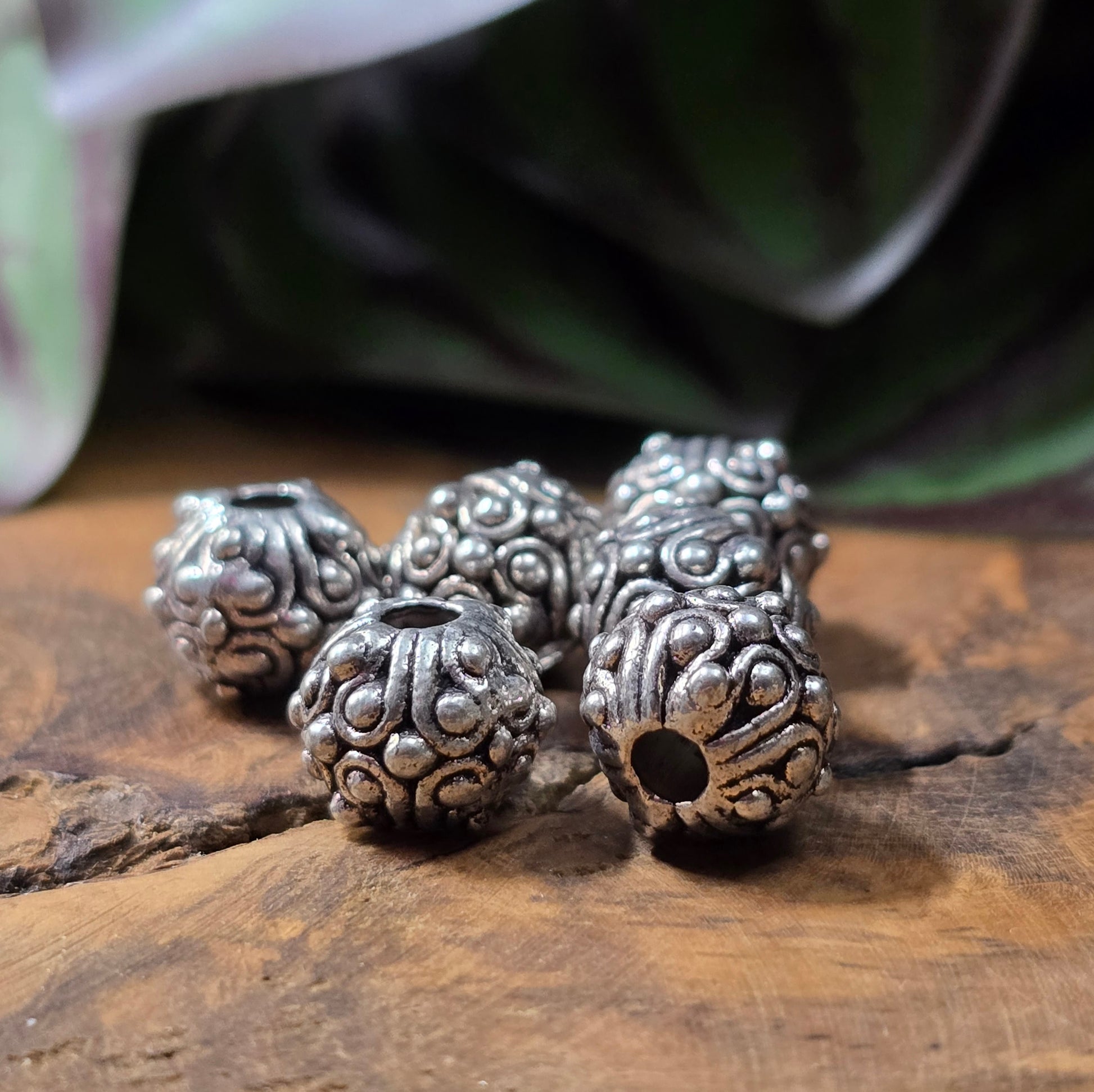 6 antik-silberne Metallperlen im Ethno-Design, Ø ca. 9 mm, mit großem Fädelloch – ideal für Boho-Schmuck & DIY.