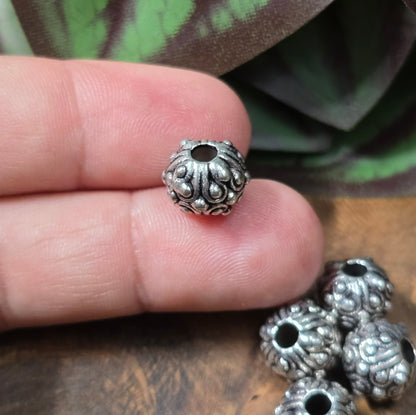 6 antik-silberne Metallperlen im Ethno-Design, Ø ca. 9 mm, mit großem Fädelloch – ideal für Boho-Schmuck & DIY.