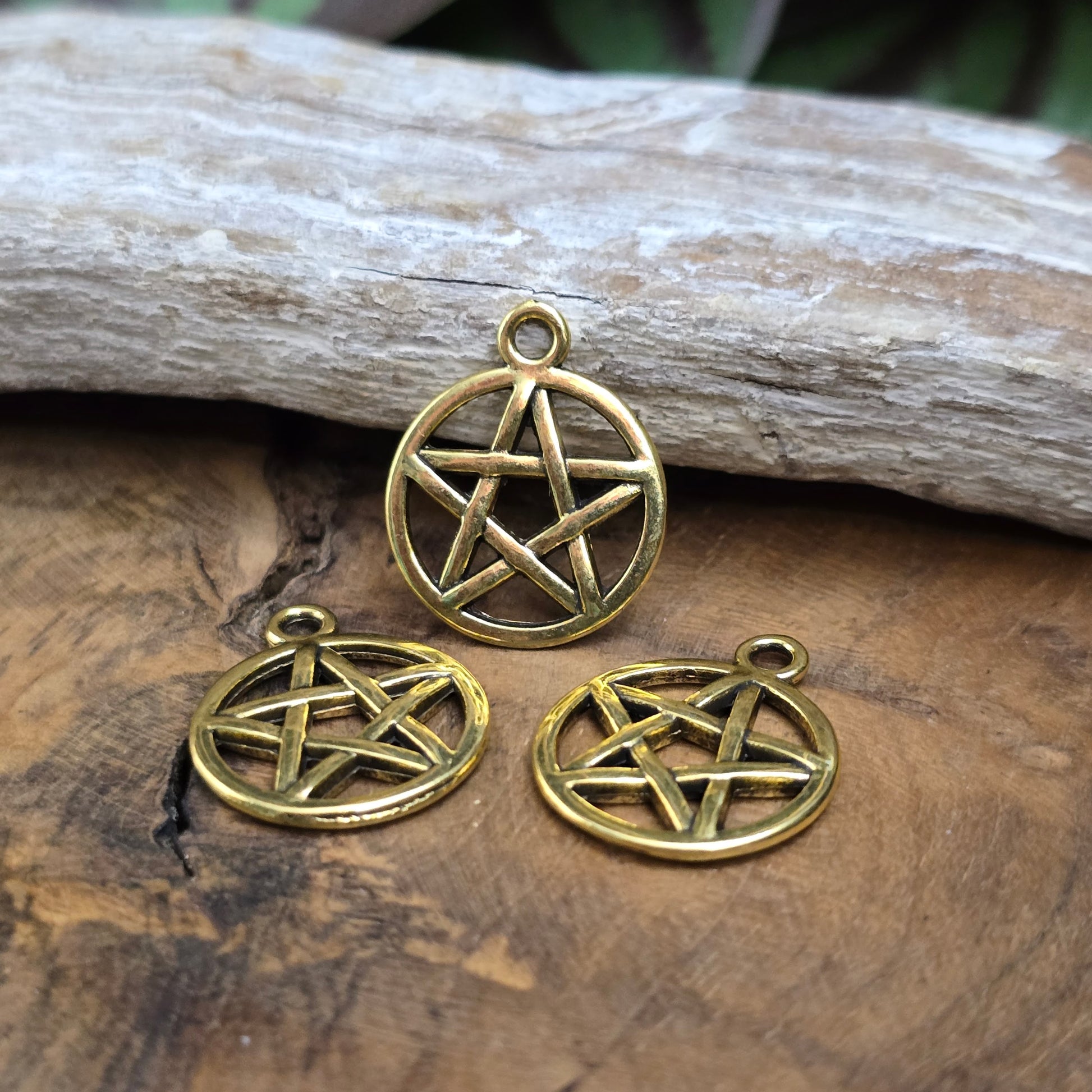 3 Pentagramm-Anhänger (20mm) antik gold für Wicca, Pagan & DIY Schmuck. Spirituelle Bedeutung & Vintage-Optik für deine kreativen Projekte!