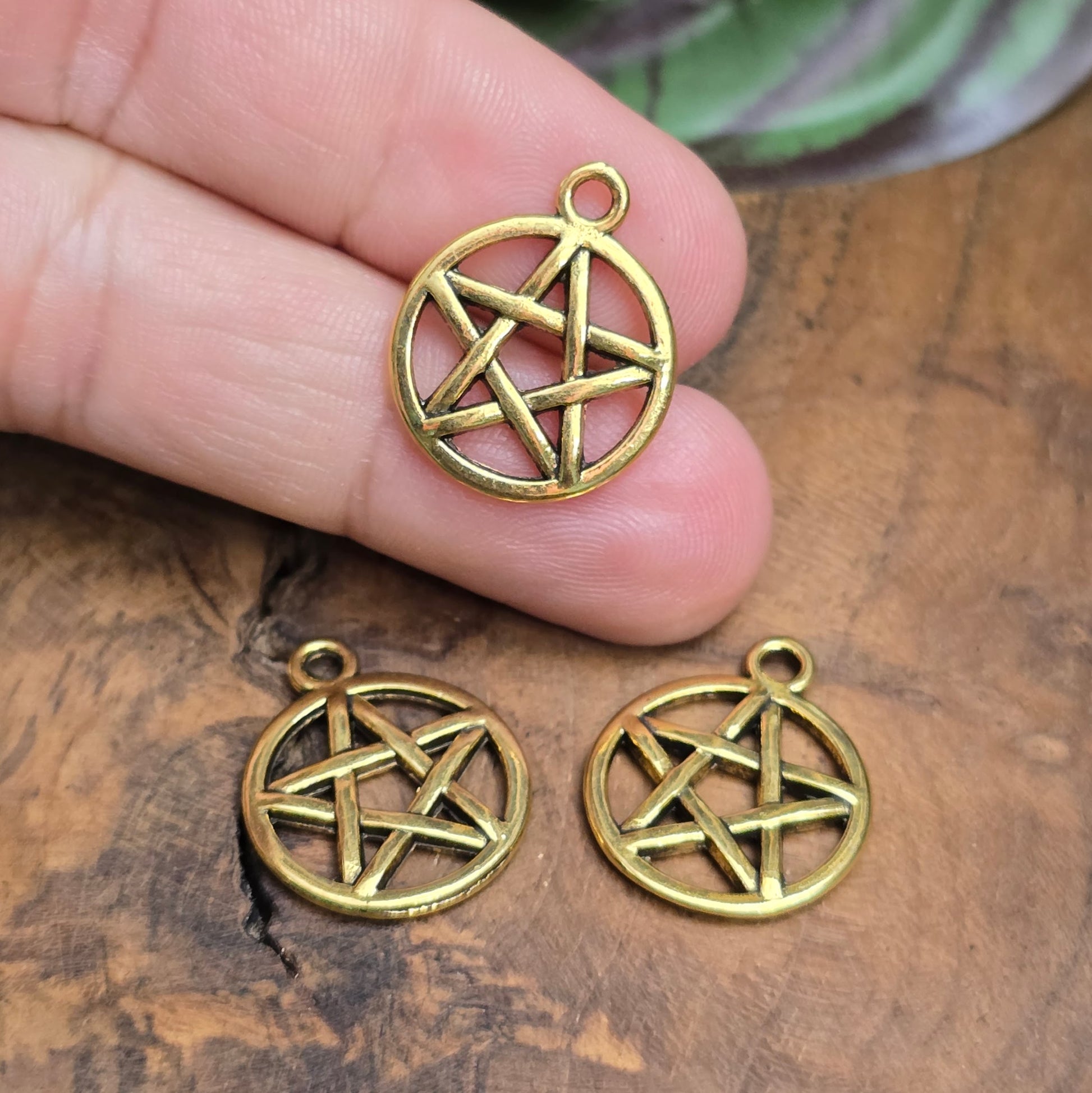 3 Pentagramm-Anhänger (20mm) antik gold für Wicca, Pagan & DIY Schmuck. Spirituelle Bedeutung & Vintage-Optik für deine kreativen Projekte!