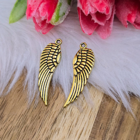 Vier detailreiche Flügel-Anhänger in antikem Gold – 30 mm – beidseitig geprägt mit Patina-Effekt – perfekt für DIY-Schmuck, Taschen & kreative Accessoires.