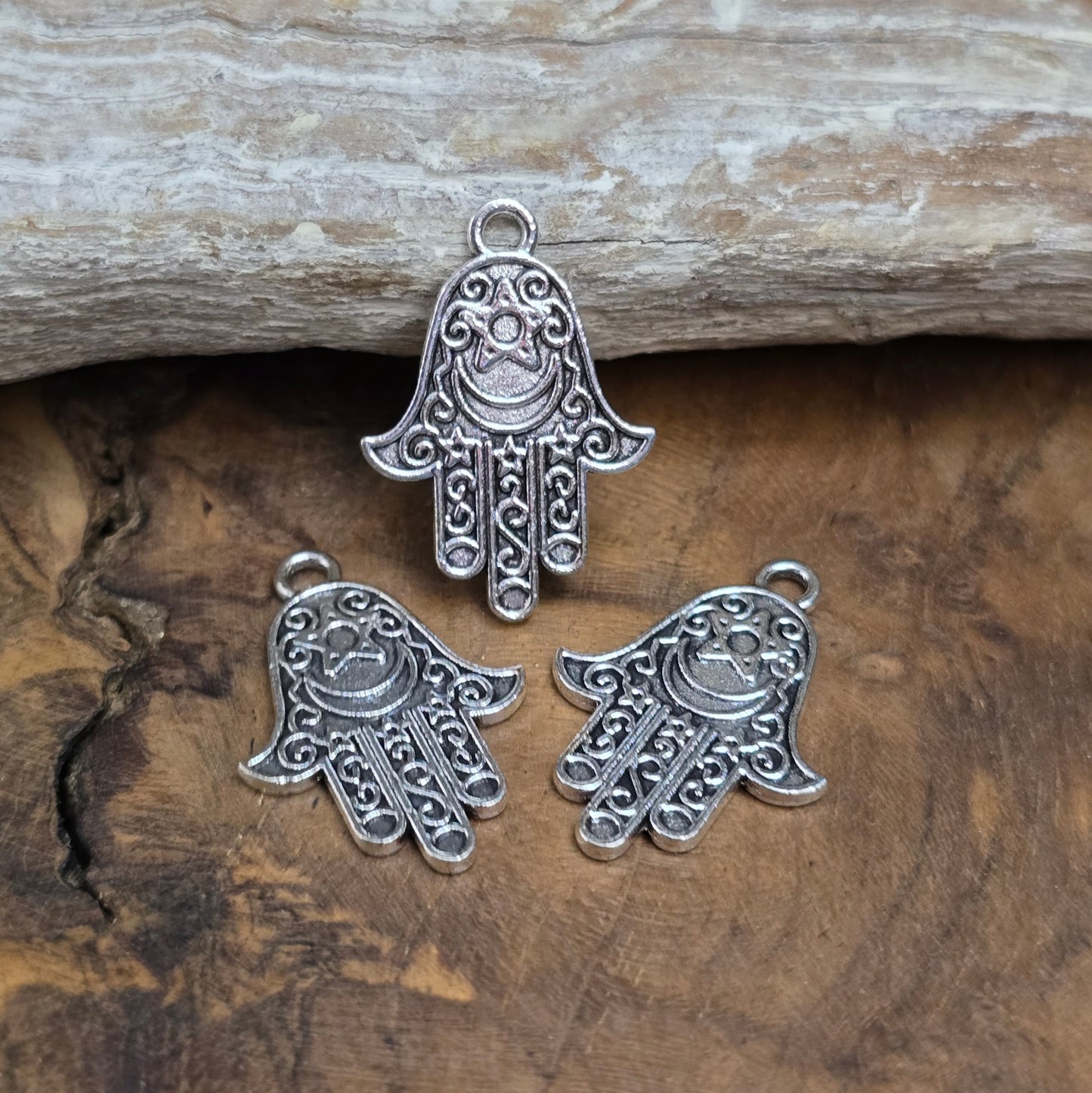 3x Hamsa Hand Anhänger (25mm) in antik silber – Schutzsymbol & Glücksbringer für Schmuckdesigns. Beidseitig geprägt, robuste Zinklegierung. Ideal für Ketten & Armbänder.