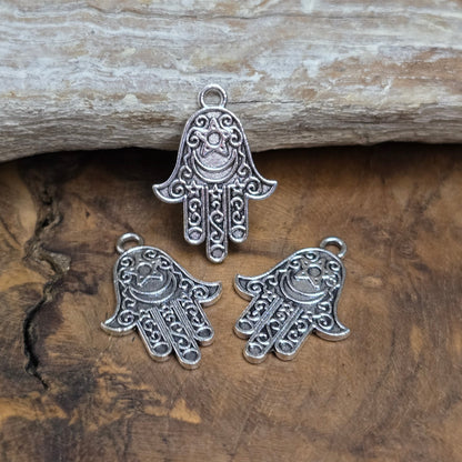3x Hamsa Hand Anhänger (25mm) in antik silber – Schutzsymbol & Glücksbringer für Schmuckdesigns. Beidseitig geprägt, robuste Zinklegierung. Ideal für Ketten & Armbänder.