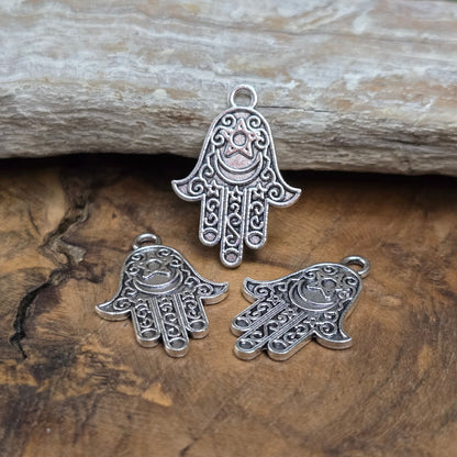 3x Hamsa Hand Anhänger (25mm) in antik silber – Schutzsymbol & Glücksbringer für Schmuckdesigns. Beidseitig geprägt, robuste Zinklegierung. Ideal für Ketten & Armbänder.