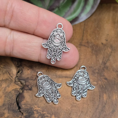 3x Hamsa Hand Anhänger (25mm) in antik silber – Schutzsymbol & Glücksbringer für Schmuckdesigns. Beidseitig geprägt, robuste Zinklegierung. Ideal für Ketten & Armbänder.