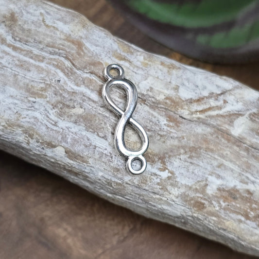 6 antik silberfarbene Infinity-Verbinder – perfekt für symbolischen DIY-Schmuck, Makramee & Geschenke mit Bedeutung. Angenehm gewölbt & schön verarbeitet.