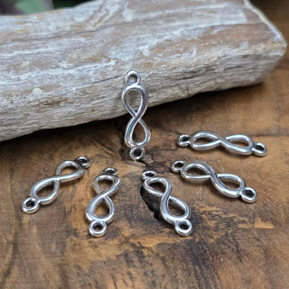 6 antik silberfarbene Infinity-Verbinder – perfekt für symbolischen DIY-Schmuck, Makramee & Geschenke mit Bedeutung. Angenehm gewölbt & schön verarbeitet.