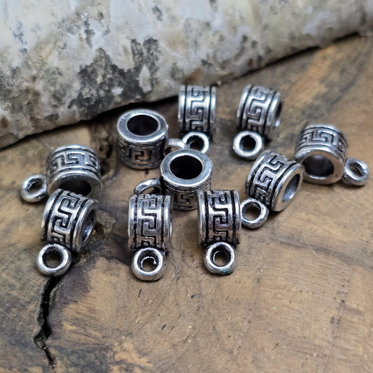 10 Metallperlen mit filigranem Rosenmotiv, antiksilberfarben, ca. 5 x 6 mm. Mit großem Fädelloch (ca. 3 mm) und integrierter Öse, ideal für Armbänder und Ketten. Perfekt zum Anbringen kleiner Anhänger und für romantische oder maritime Schmuckdesigns.