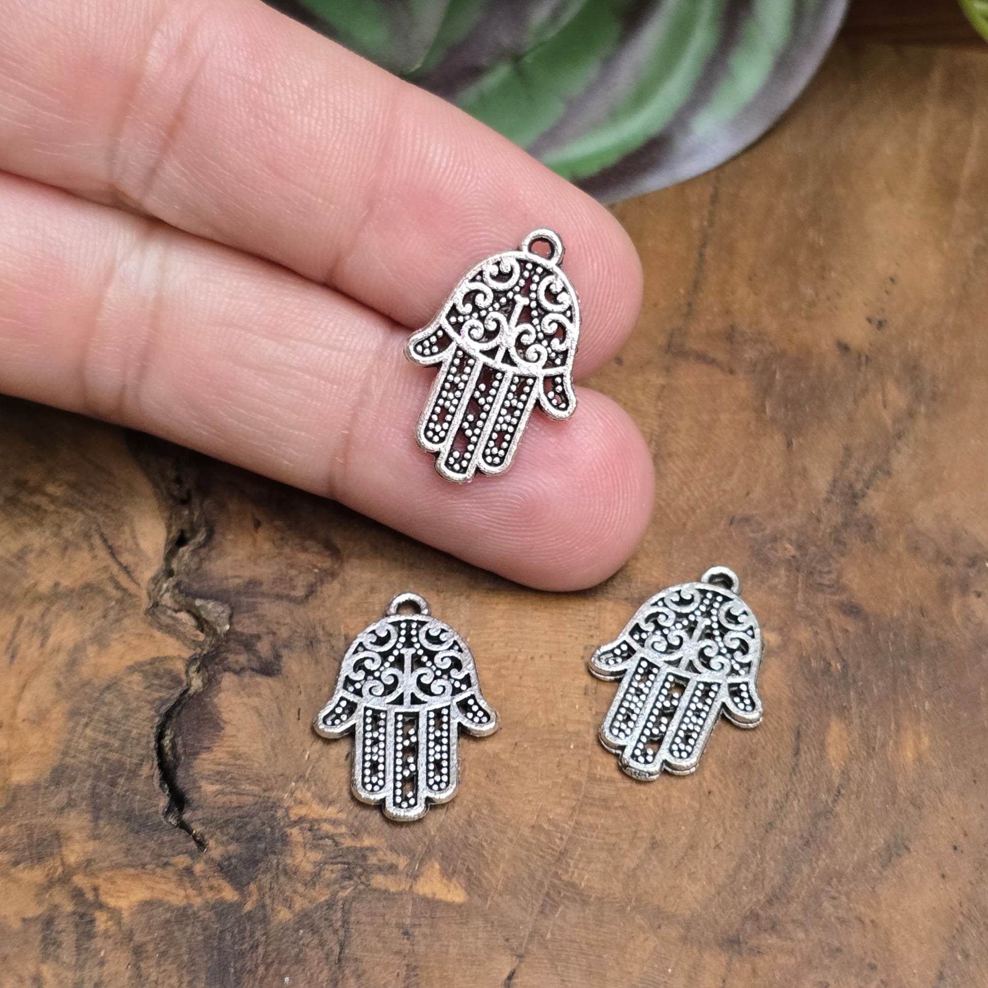3 Hamsa Hand Anhänger (20mm) antik silber für Schutz, Glück & DIY Schmuck. Perfekt für Ketten, Armbänder, Ohrringe, Talismane und spirituelle Geschenke!