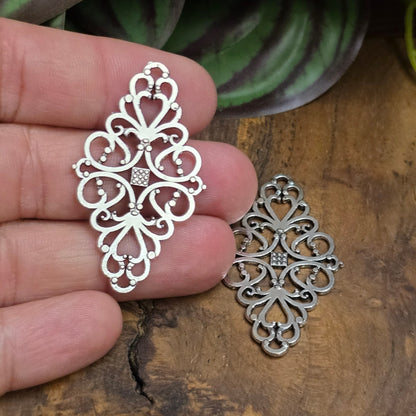 2 antiksilberfarbene Verbinder mit Vintage-Flair – 41 mm, perfekt für Schmuck, Choker, Deko & Accessoires. Mit Ösen, beidseitig verwendbar.mit Vintage-Flair – 41 mm, perfekt für Schmuck, Choker, Deko & Accessoires. Mit Ösen, beidseitig verwendbar.