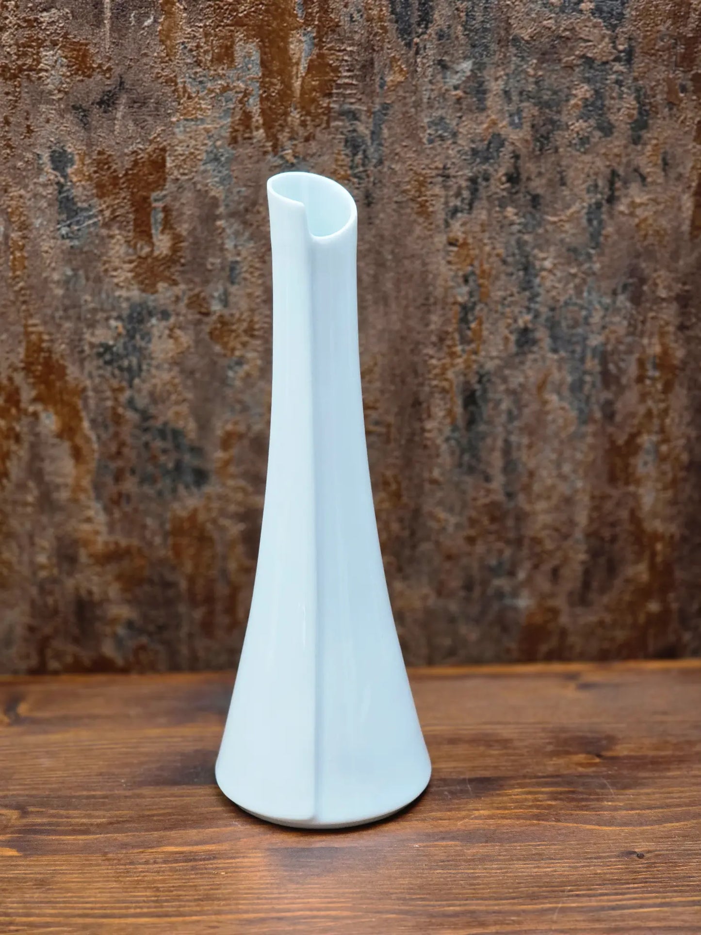 Schlanke weiße Arzberg Solitärvase aus Porzellan, Mid-Century Modern Design, 24 cm hoch.