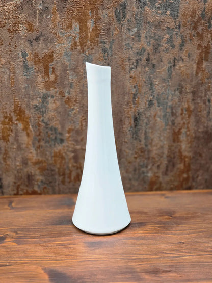 Schlanke weiße Arzberg Solitärvase aus Porzellan, Mid-Century Modern Design, 24 cm hoch.