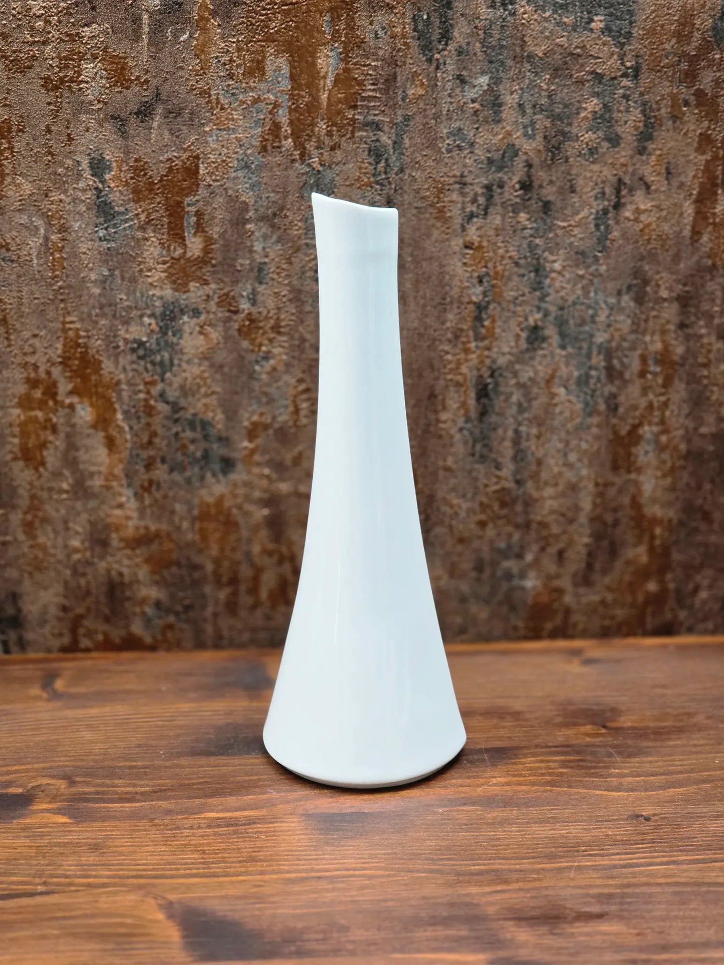 Schlanke weiße Arzberg Solitärvase aus Porzellan, Mid-Century Modern Design, 24 cm hoch.