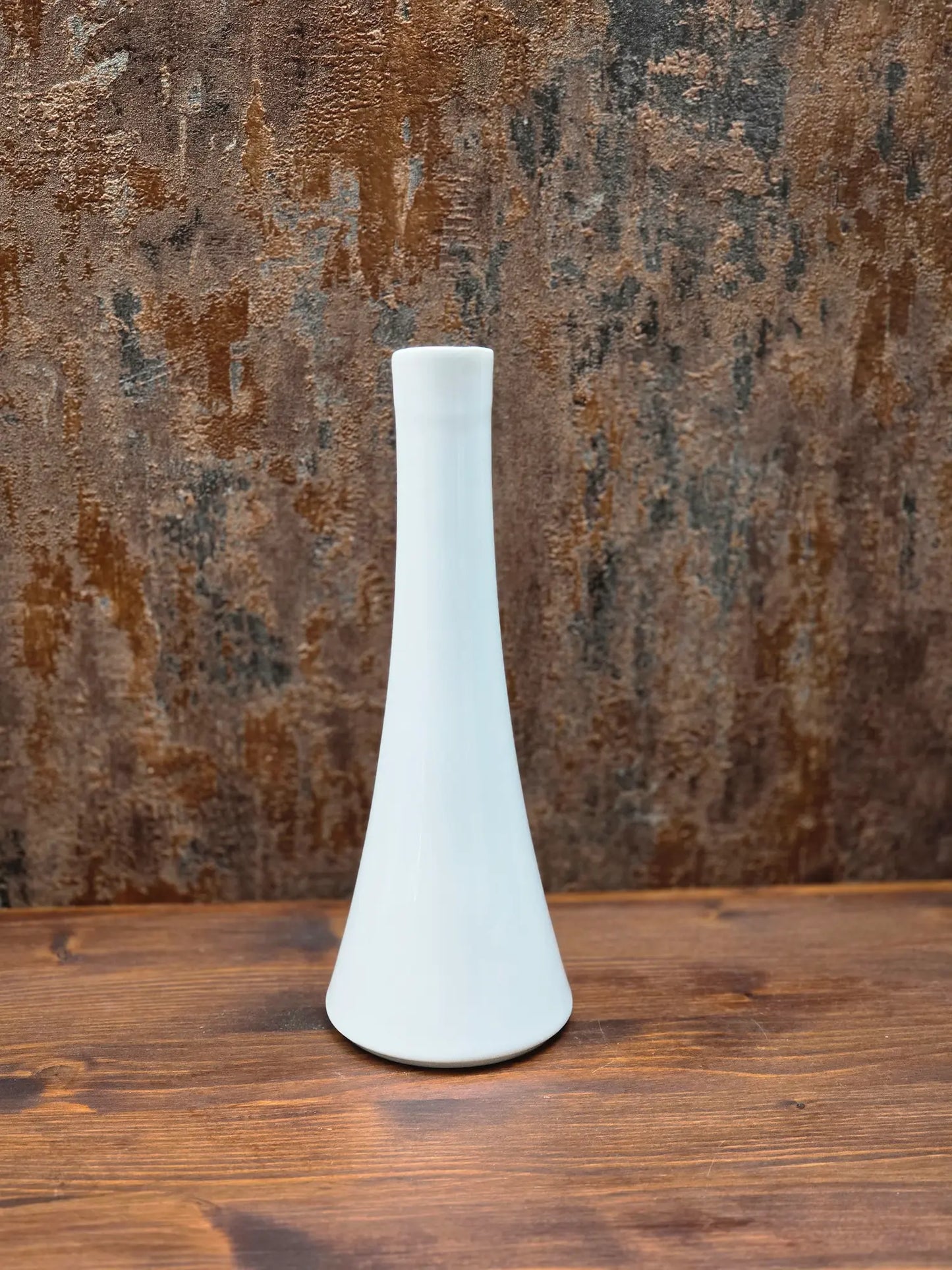 Schlanke weiße Arzberg Solitärvase aus Porzellan, Mid-Century Modern Design, 24 cm hoch.
