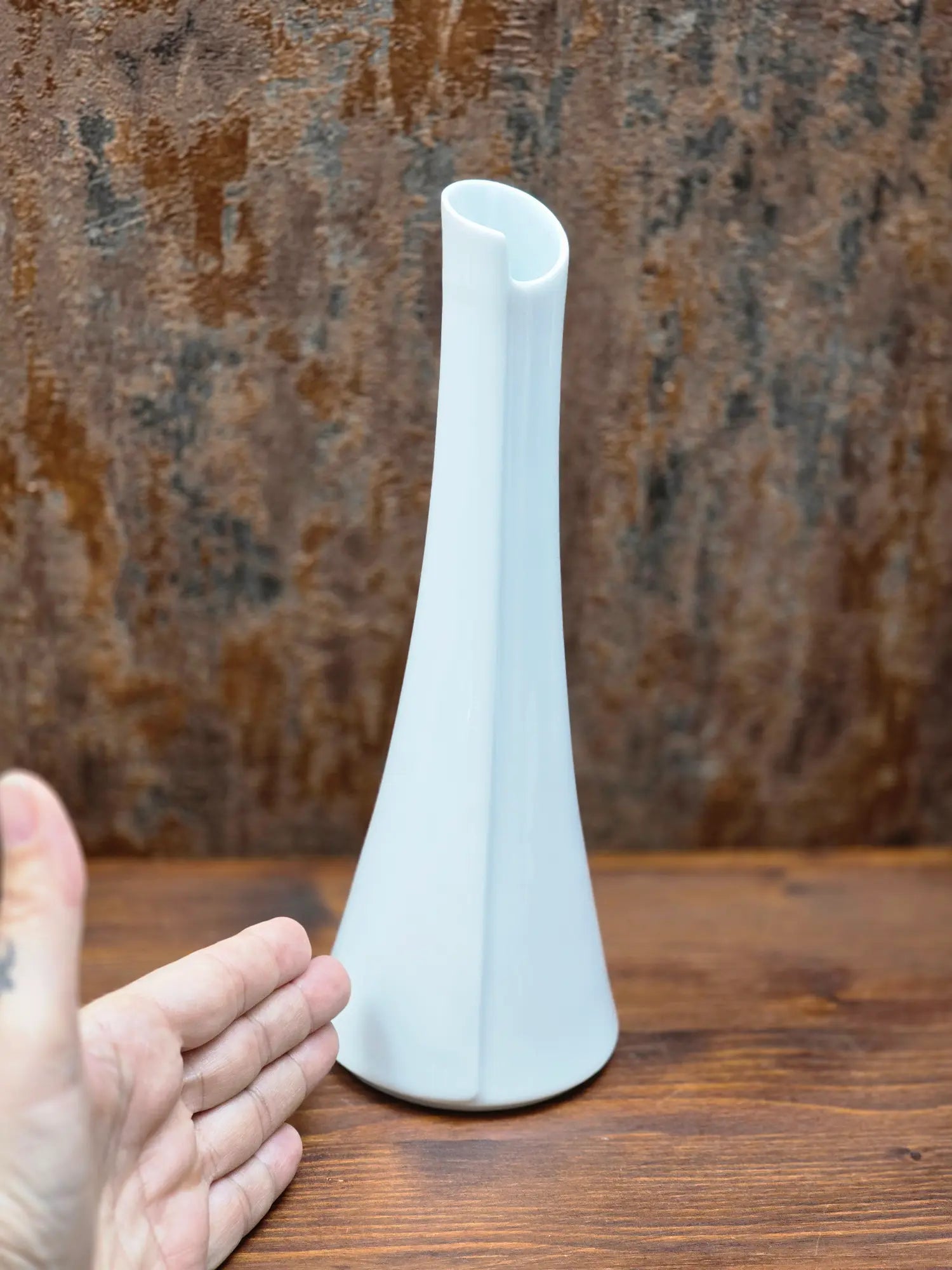 Vintage Arzberg Vase neben einem Referenzobjekt zur Verdeutlichung der 24 cm Höhe.