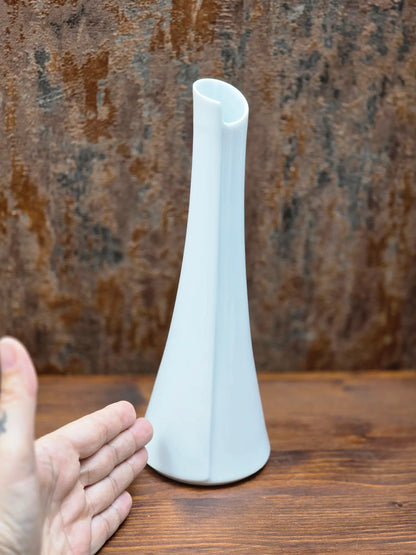 Vintage Arzberg Vase neben einem Referenzobjekt zur Verdeutlichung der 24 cm Höhe.