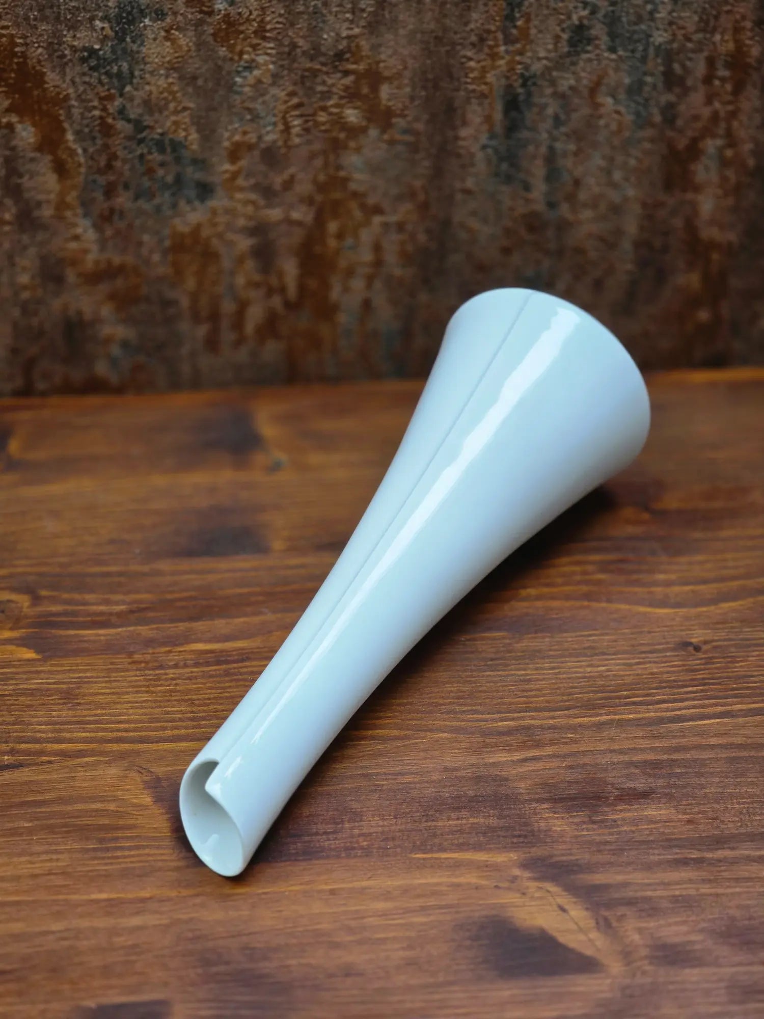 Schlanke weiße Arzberg Solitärvase aus Porzellan, Mid-Century Modern Design, 24 cm hoch. Liegend.