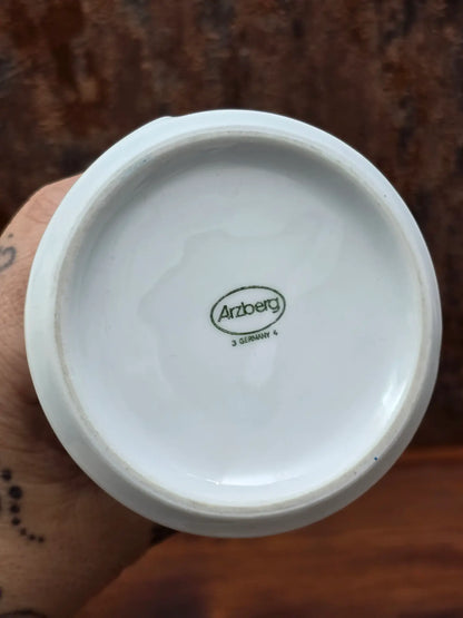 Grüner Bodenstempel der Porzellanmanufaktur Arzberg Germany auf weißem Vasenboden.
