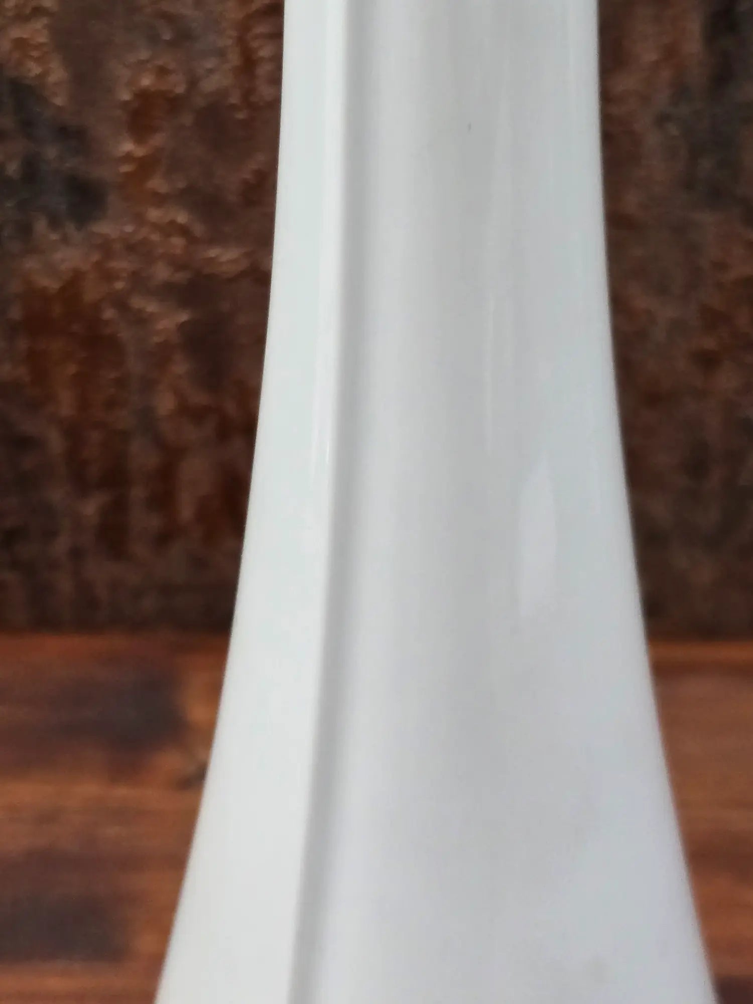 Profilansicht der minimalistischen Porzellanvase mit dezenter vertikaler Linienführung