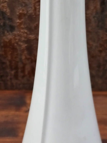 Profilansicht der minimalistischen Porzellanvase mit dezenter vertikaler Linienführung