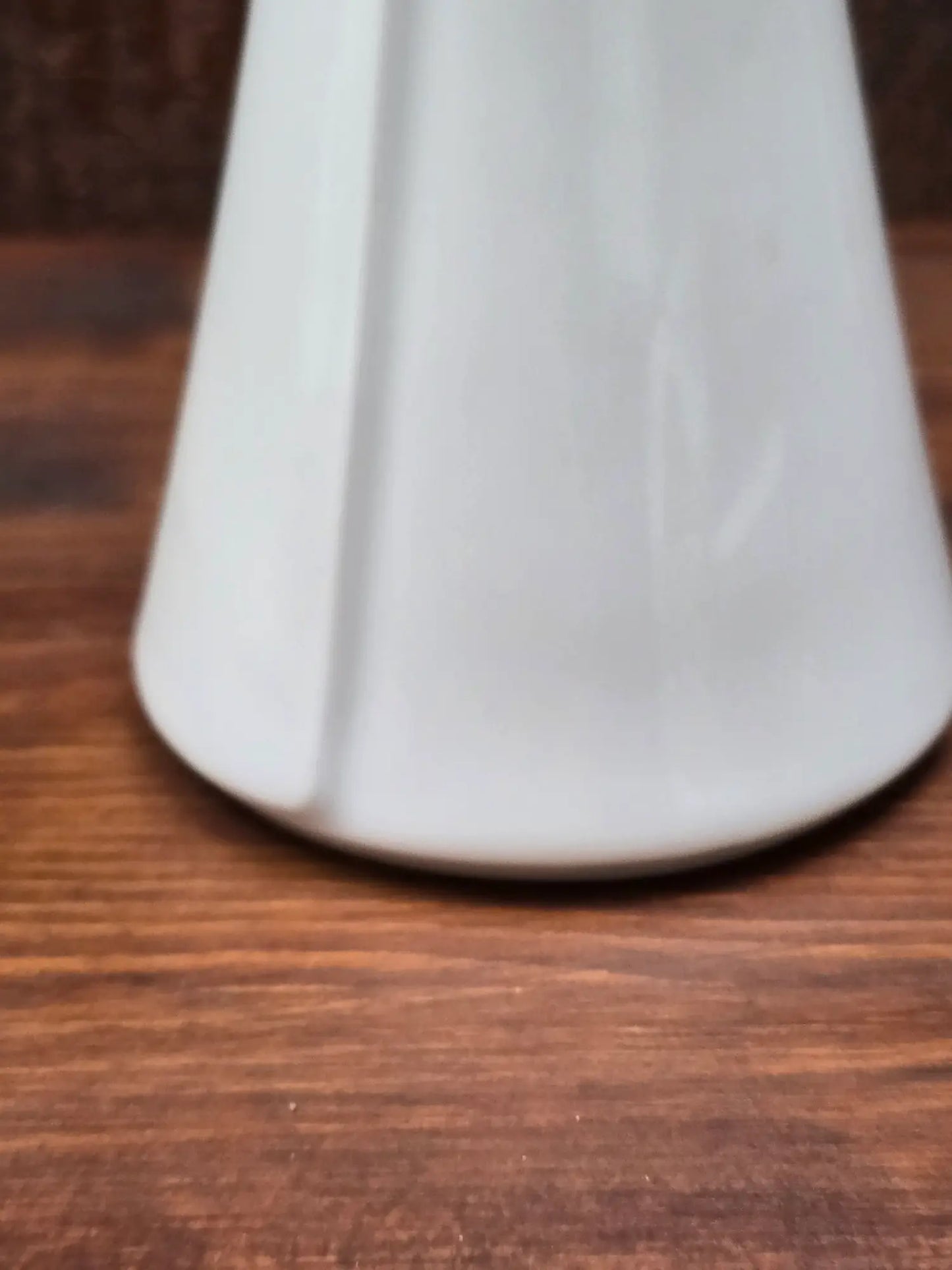 Profilansicht der minimalistischen Porzellanvase mit dezenter vertikaler Linienführung