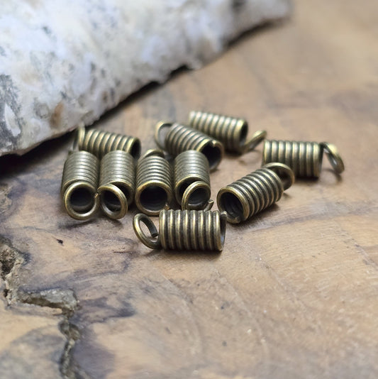 Das Bild zeigt 10 Bandenden/Kordelenden Spirale für 2,5mm Band - antik bronzefarbig