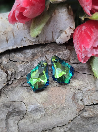 Zwei grün-blaue Barock Kristallanhänger mit Facettenschliff und Bohrung für DIY Schmuck