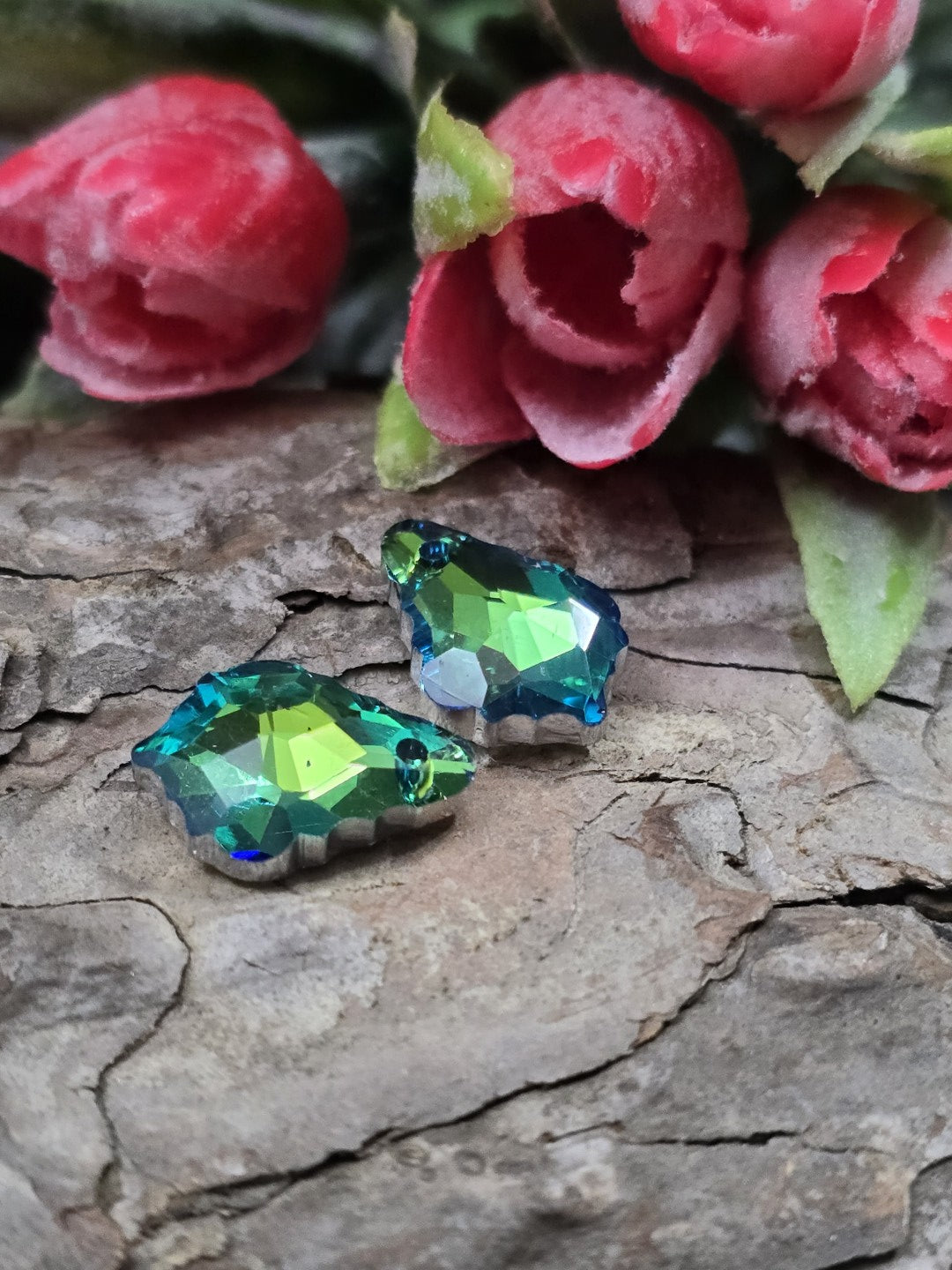 Zwei grün-blaue Schmuckanhänger aus facettiertem Glas in barocker Tropfenform