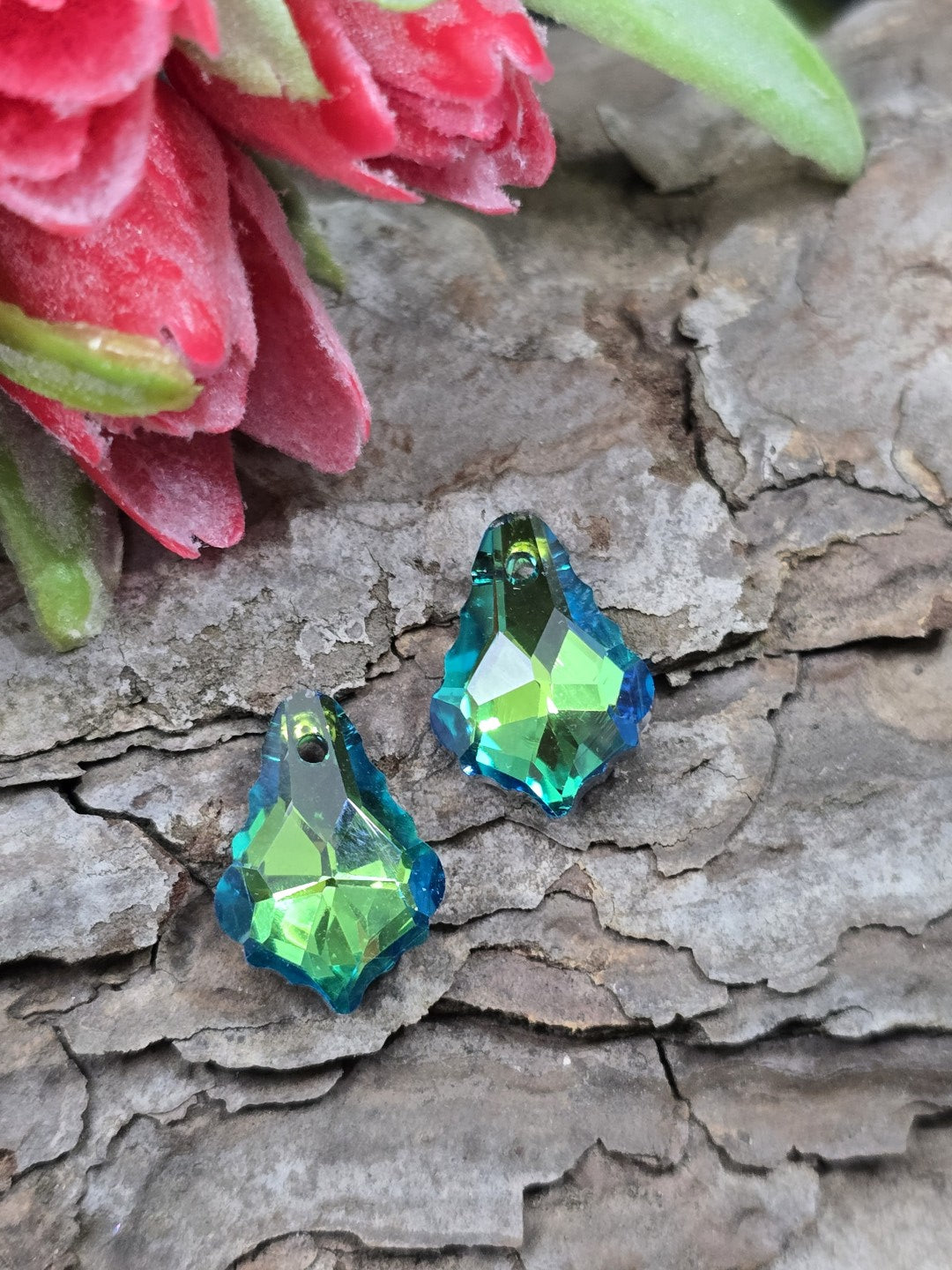 Schimmernde Glasanhänger im 2er Set mit grün-blauem Vitrail Effekt für Schmuckzubehör
