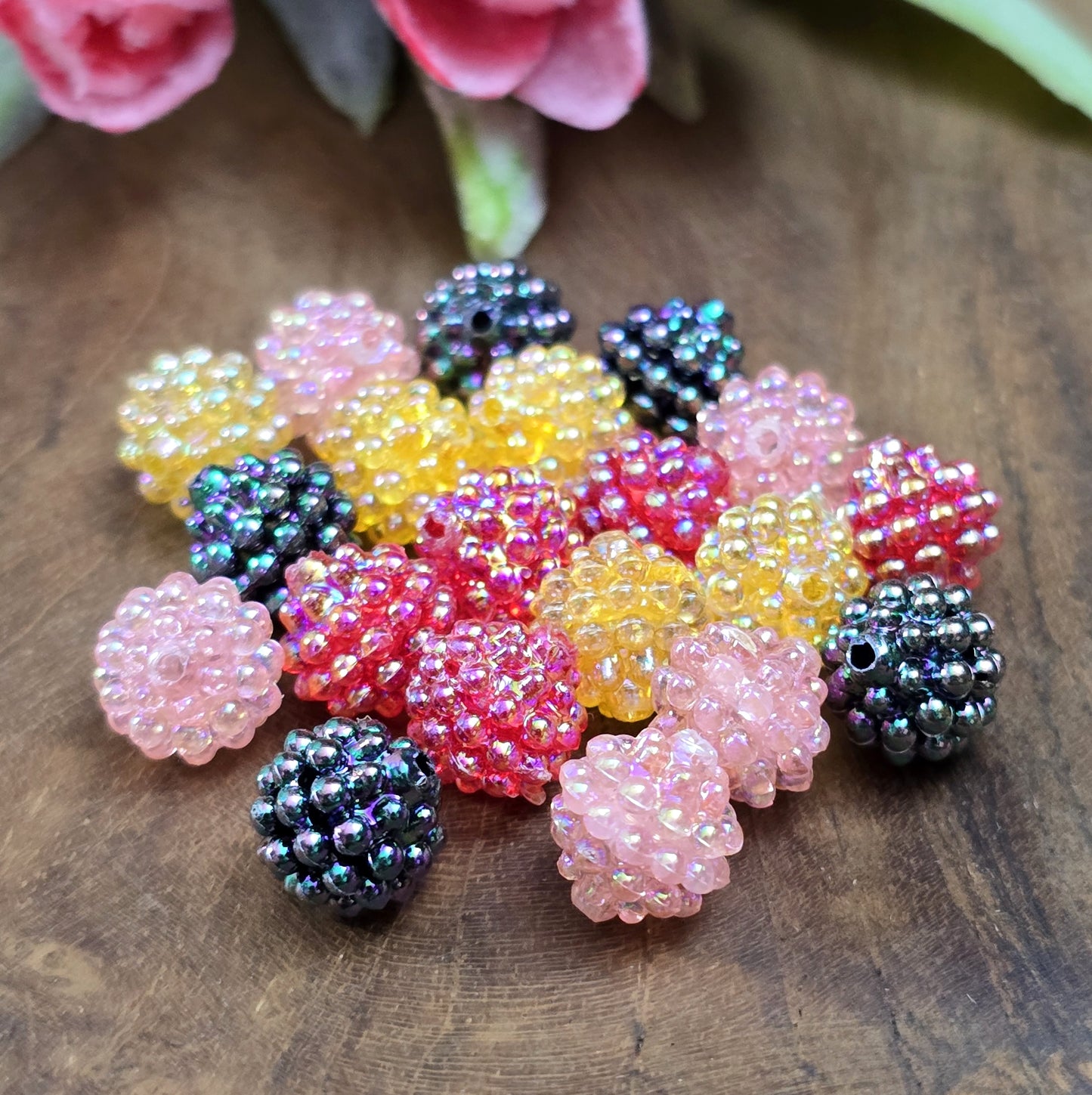 Dieses Set enthält 30 bezaubernde Berry Beads in einem bunten Farbmix. Die Perlen haben einen Durchmesser von 10 mm, sind transparente und haben eine irisierende Oberfläche. Sie sehen aus wie kleine Beeren. Die irisierende Beschichtung sorgt für etwas Glamour bei jeder Bewegung. Dank des&nbsp;praktischen Lochs lassen sie sich einfach auffädeln und sind ideal für vielseitige kreative Projekte.