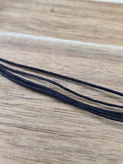Nahaufnahme der einzelnen Bänder der 5-fädigen schwarzen Baumwollkette.