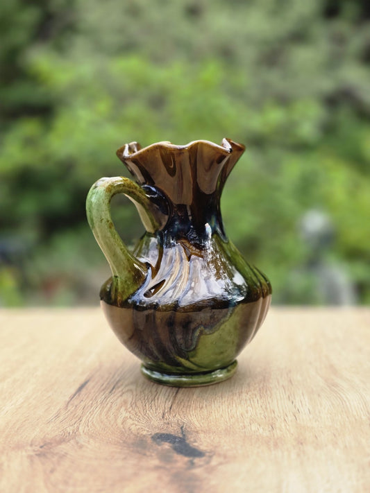 Vintage-Vase von Bay Keramik aus Westdeutschland mit braun-grüner Laufglasur, seitlichem Henkel und gerüschtem Rand im Mid-Century-Stil.