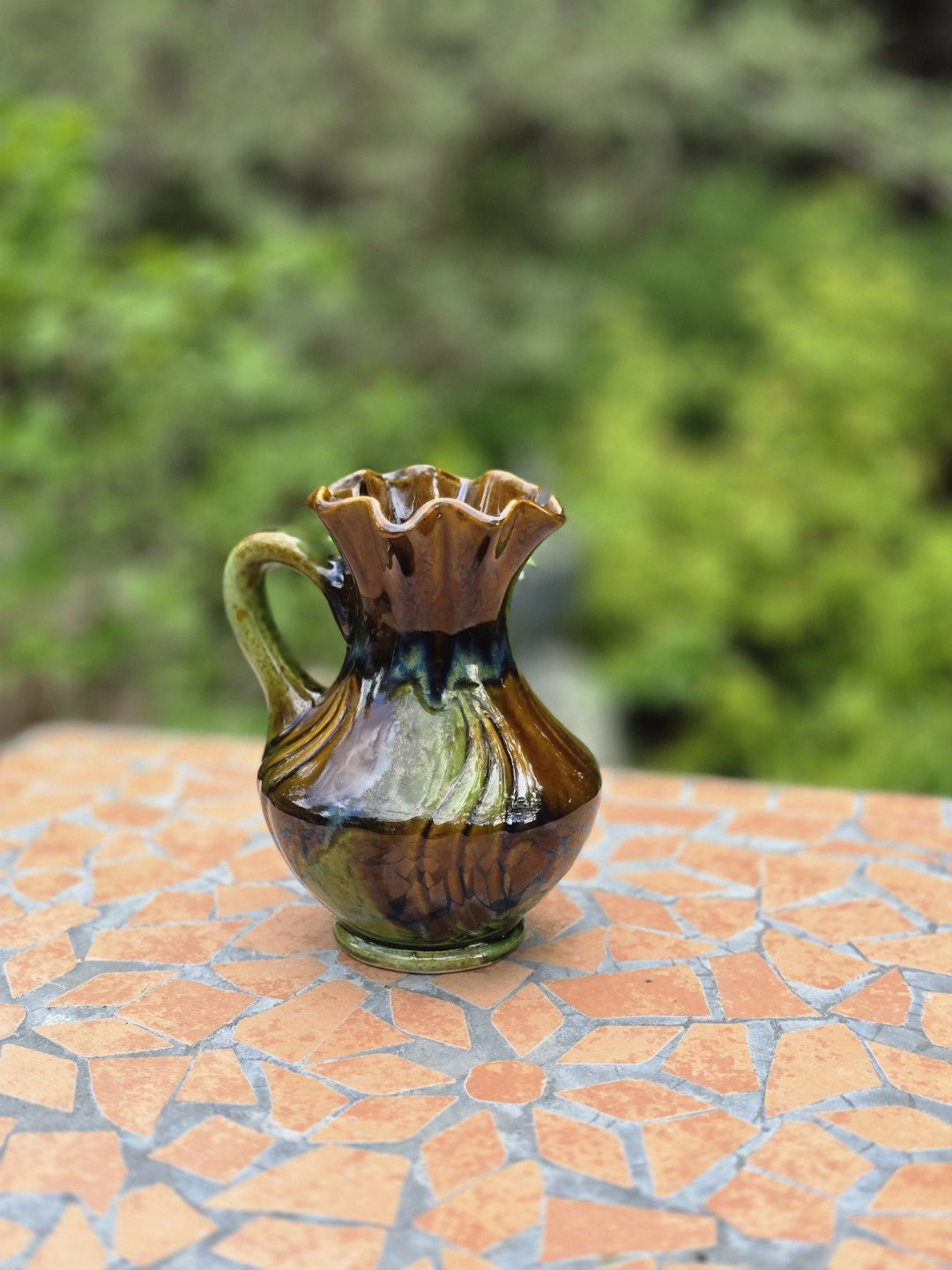 Westdeutsche Vintage-Keramikvase von Bay mit Henkel, braun-grüner Laufglasur, dekorativem Rüschenrand und Mid-Century-Charakter.