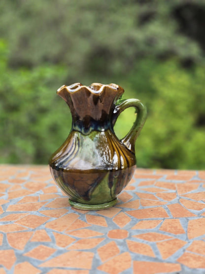 Bay Keramik Vase im Mid-Century-Stil mit braun-grüner Glasur, gerüschtem Rand, seitlichem Henkel und kompakter Höhe von ca. 17 cm.