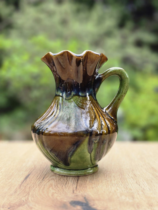 Vintage-Vase von Bay Keramik aus Westdeutschland mit braun-grüner Laufglasur, gerüschtem Rand und Henkel, ca. 17 cm hoch, Mid-Century-Stil.